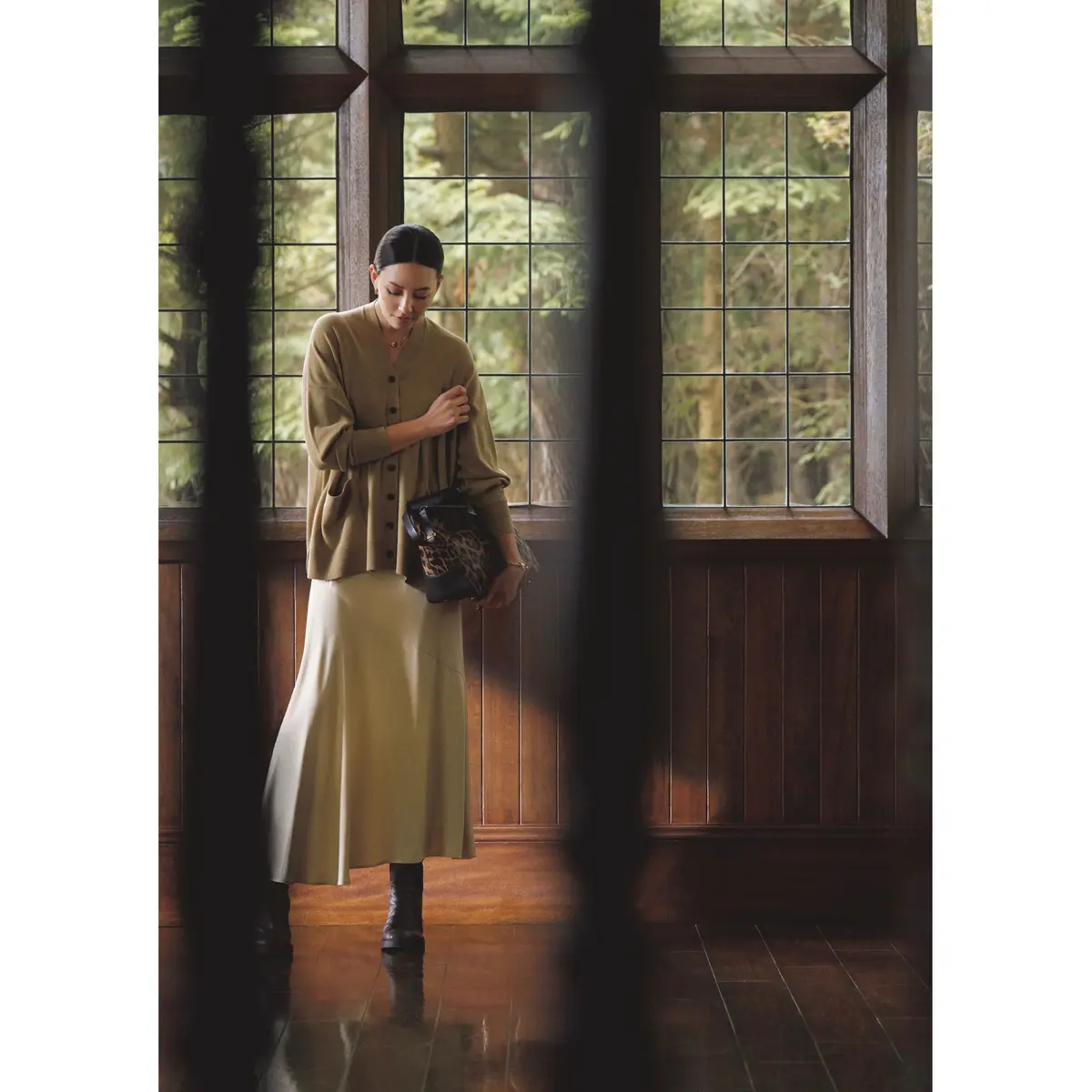 ベージュカーディガンにオフ白のフレアースカートを合わせたコーディネート　モデル・RINA