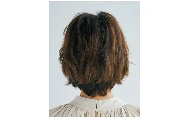 重めなショートボブは、センターパートで抜け感を表現【50代髪型・ヘアスタイル】