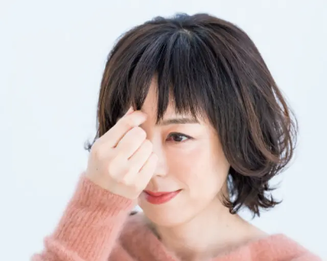 前髪中央だけ太めの束をつくるように