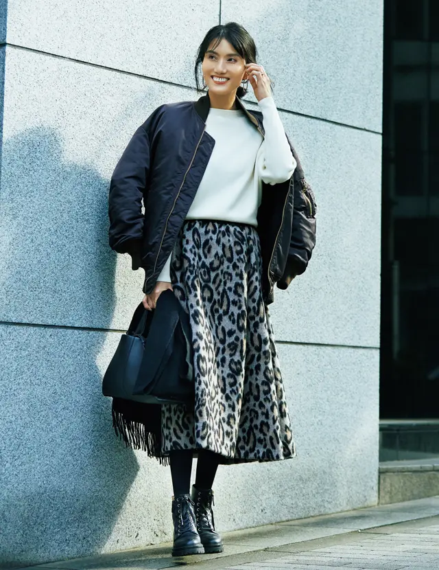 ジャスト丈の白ニットと柄スカートコーデの坪田さん