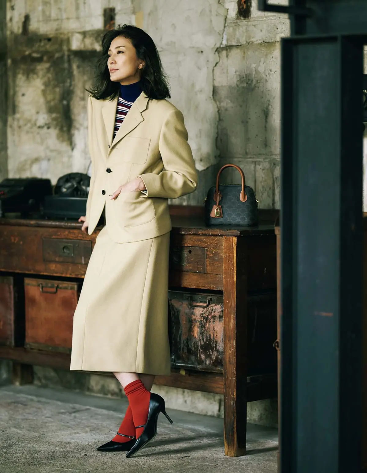 クラシカルなセットアップをボーダーニットでハズす大人の遊び心