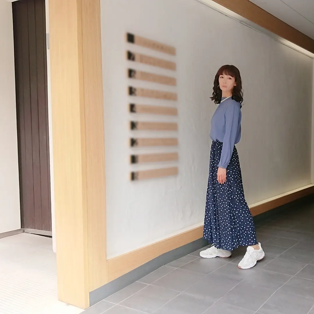 ブルーブラウス  ネイビーロングスカート  スニーカー