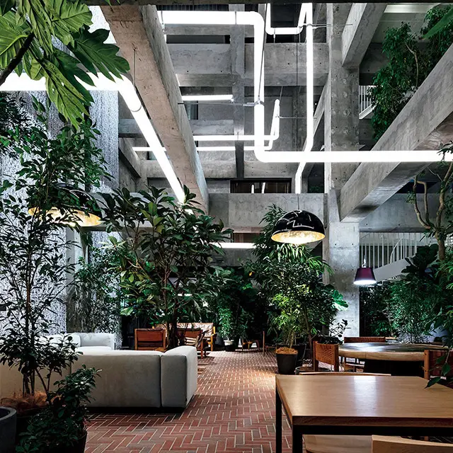 ラウンジの吹き抜け部分は、レアンドロ・ エルリッヒ氏作