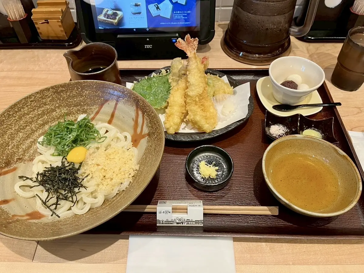 海老の天ぷら盛り合わせとぶっかけうどん。