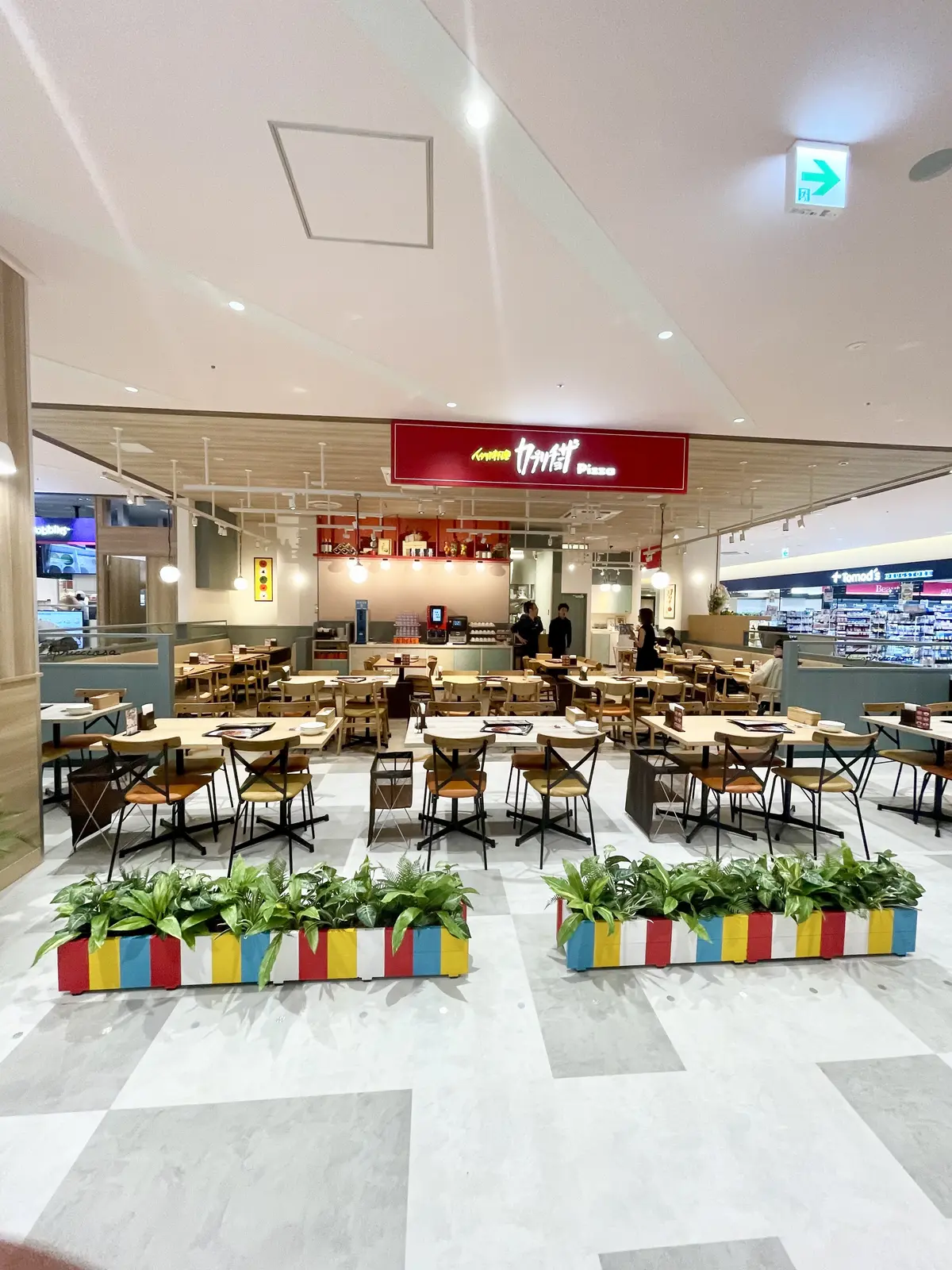 白、ワンピース、白ワンピース、かごバッグ、SHEIN、 Fang  Fa、三井ショッピングパーク、ららテラス北綾瀬、ショッピングモール、商業施設、フードコート、本格的、カプリチョーザ、イタリアン、ピザ、パスタ、入り口、