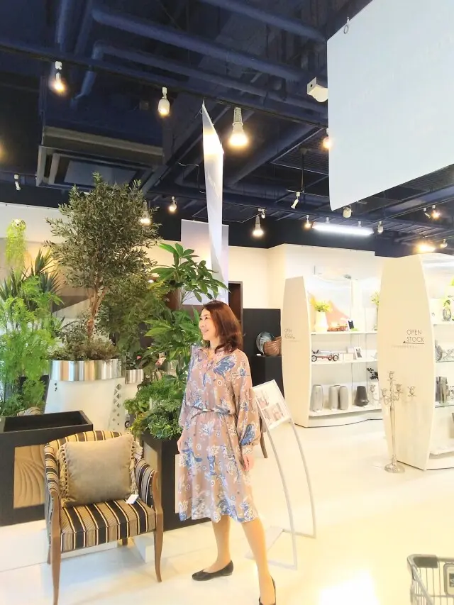 おしゃれな癒やし空間で花材の買い物の画像_8