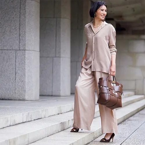 セットアップで着こなすシャツは光沢感でお出かけ気分を盛り上げる