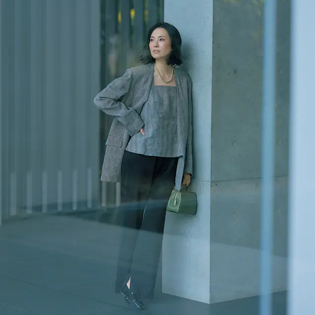 端正なジャケットに絶妙な色気を添える大人のキャミソール