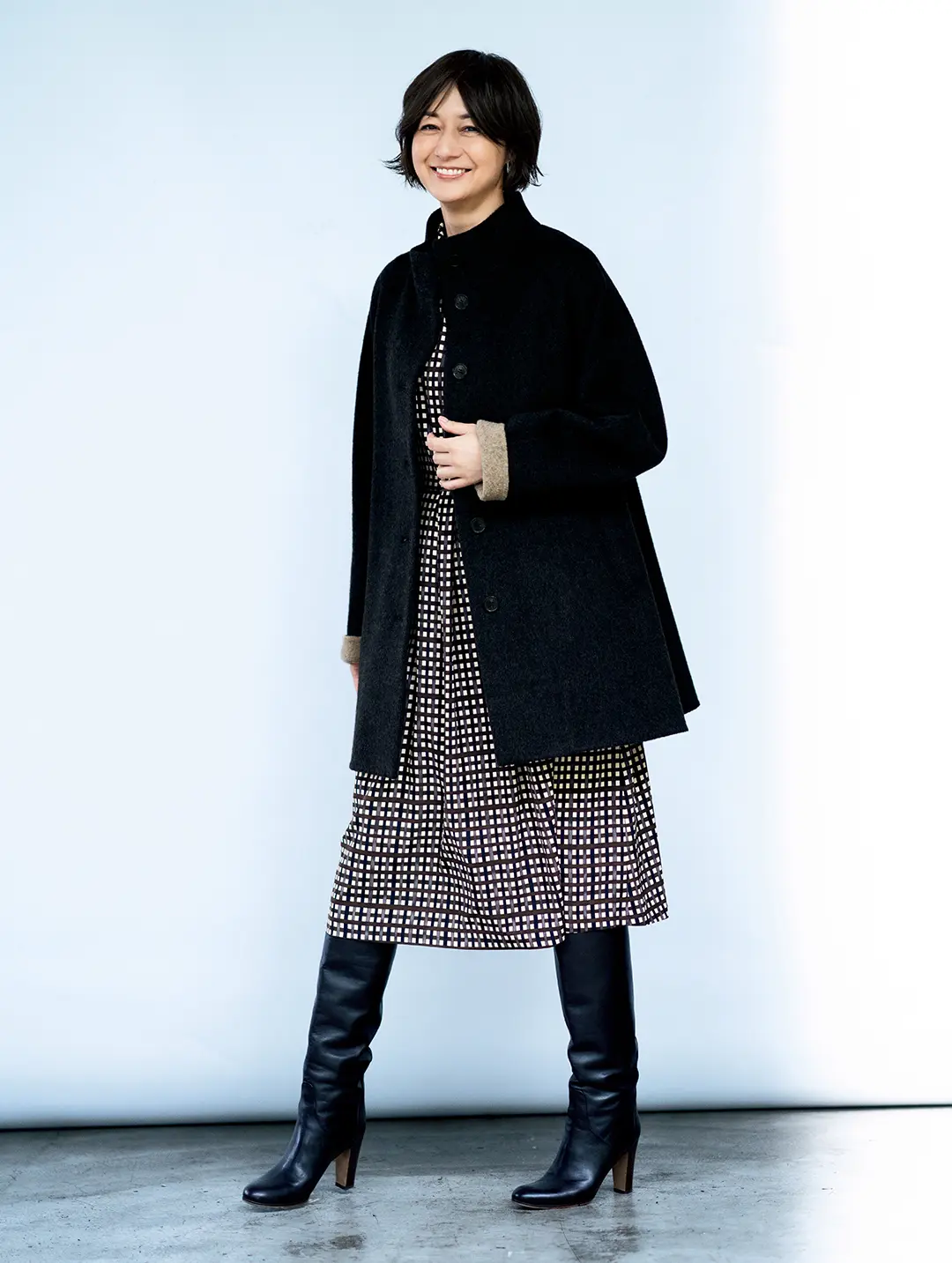 軽くしなやかなコートをチャコール×グレージュのシックな配色で