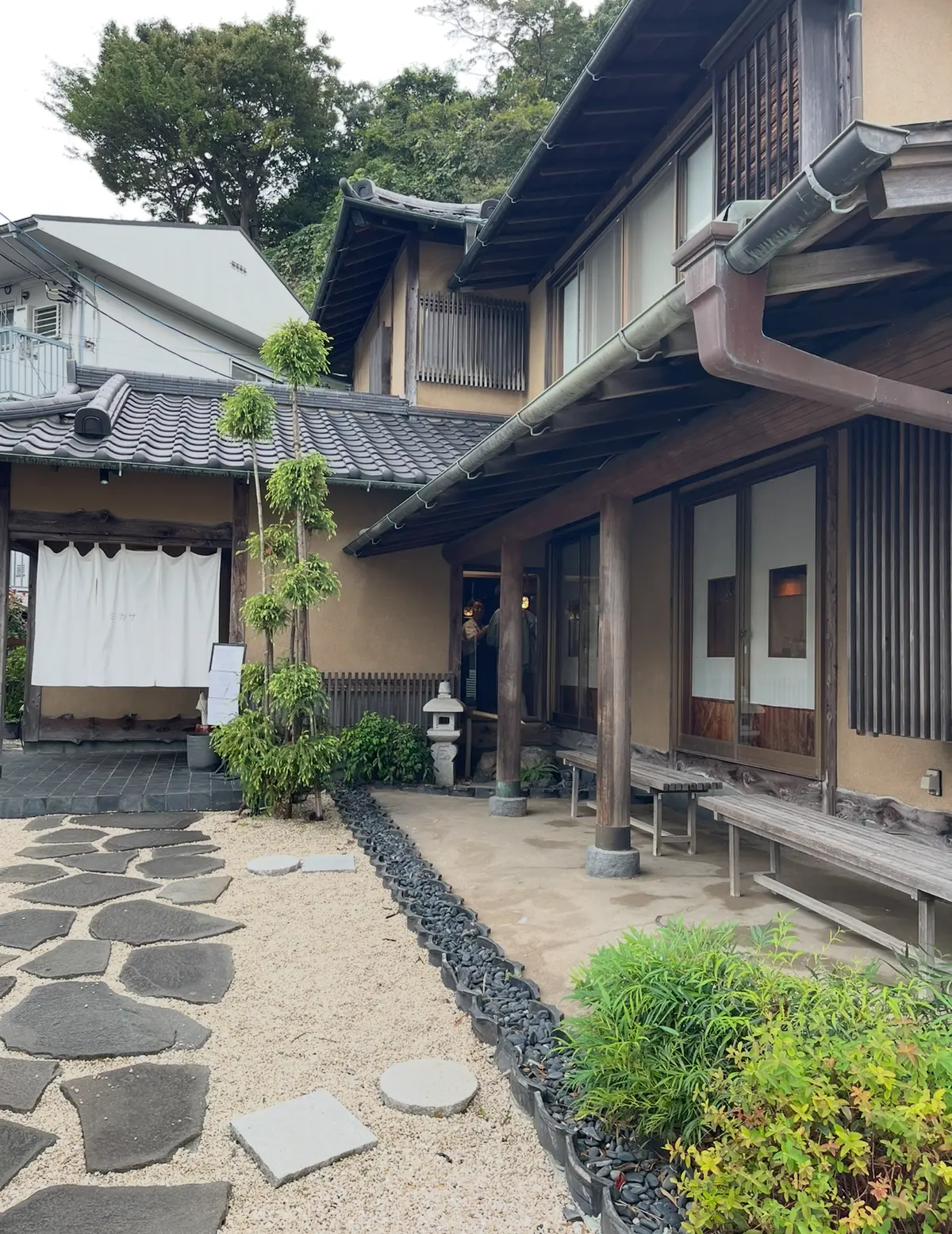 GUシャツをインしたネイビーコーデで鎌倉の画像_1