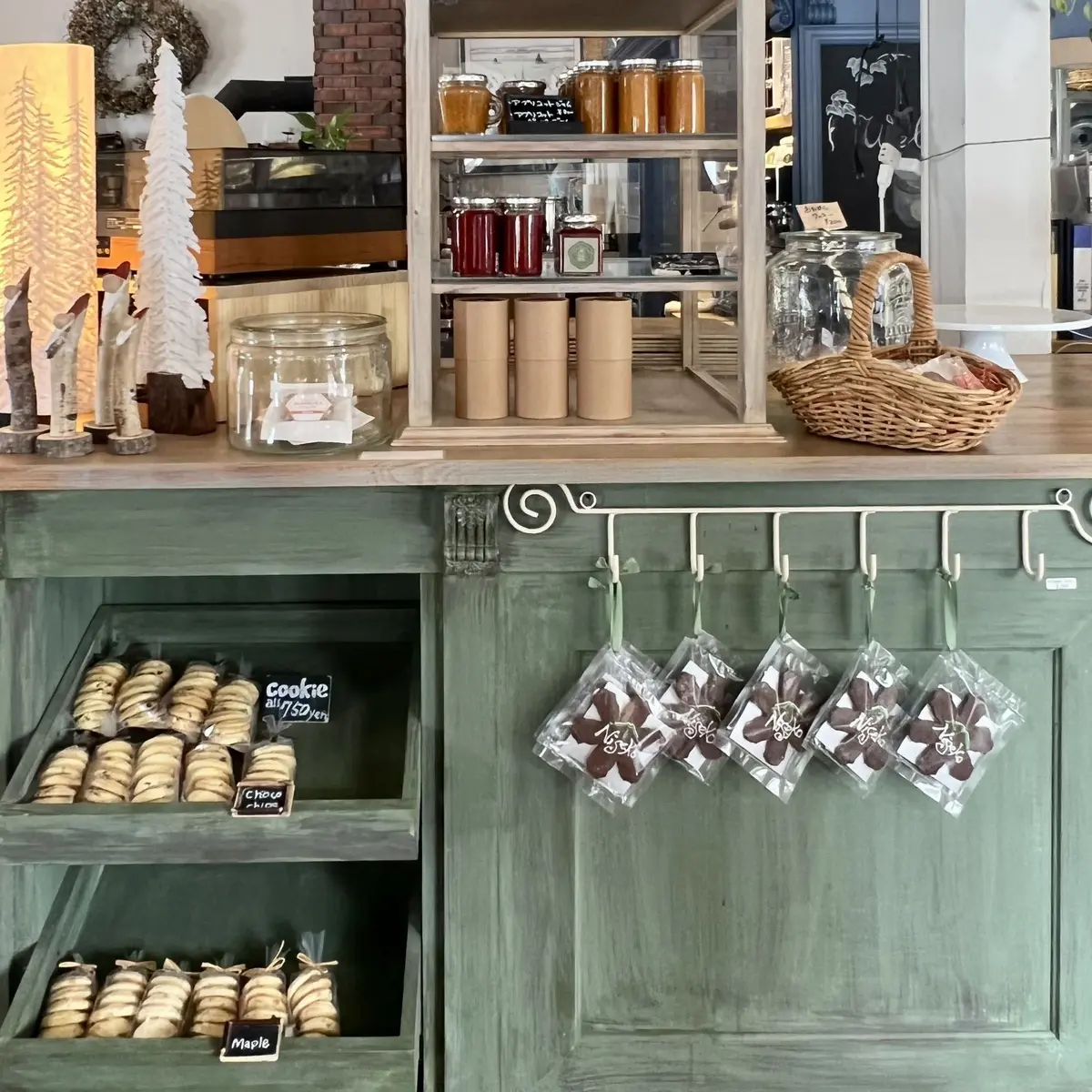 ニセコのカフェ「おやつとサンドイッチのお店 グラウビュンデン」店内