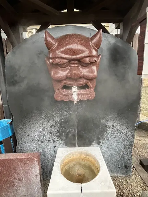 飲泉場の鬼から、なんと９８℃の飲泉水が！