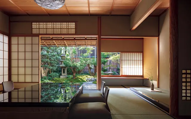 ドラッグして移動 離れは、’66年に名匠により造られた数奇屋建築を改修