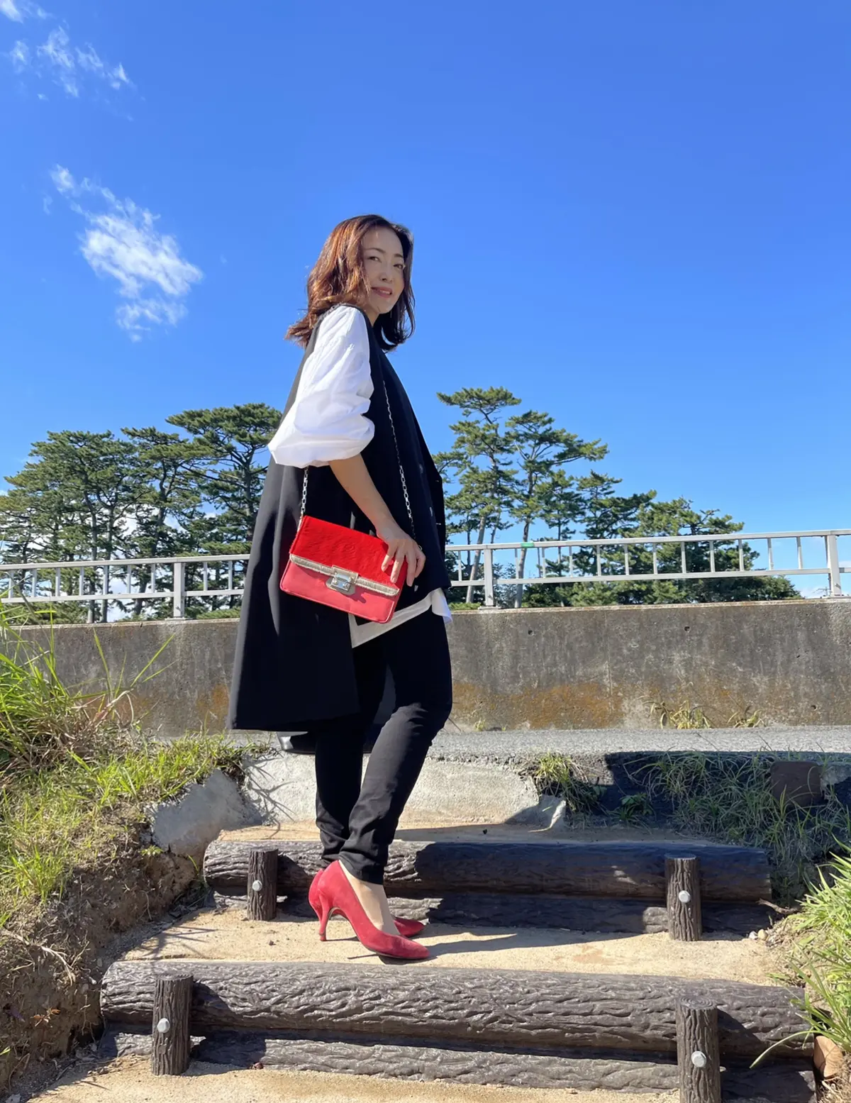 黒ジレ×赤コーデ♡の画像_1