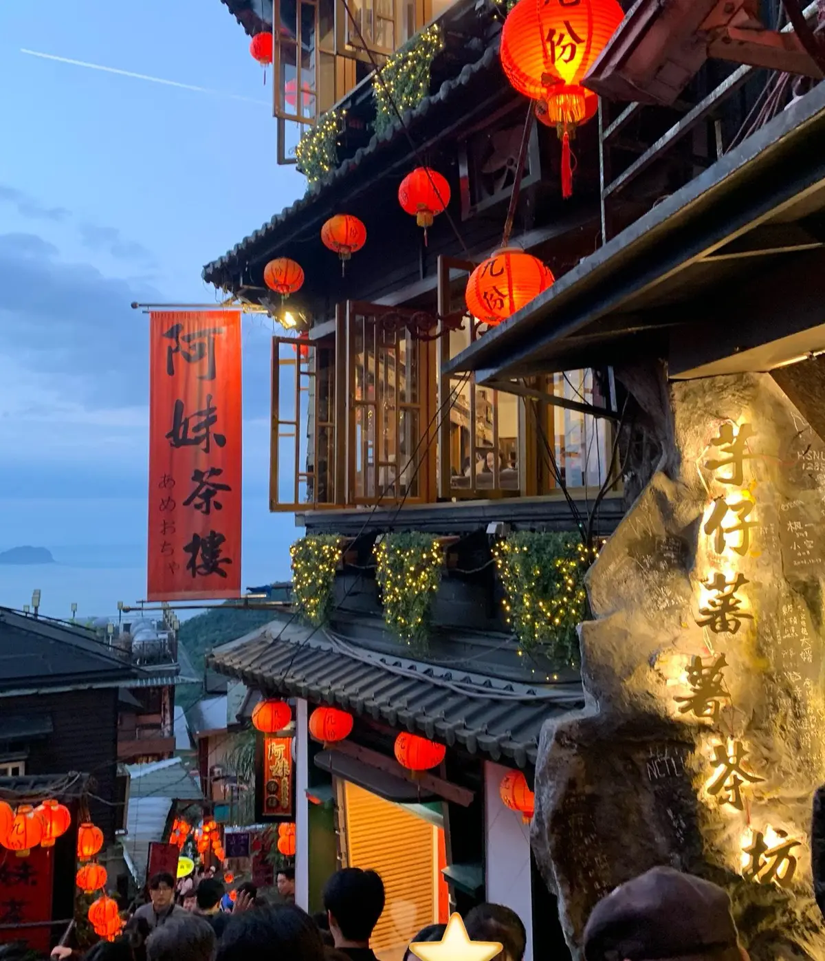 日が暮れる頃、観光客の数も増えてきます