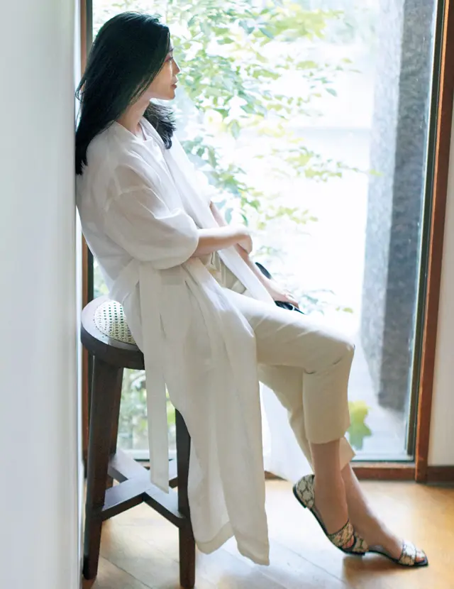 白いカットソーとエクリュのテーパードパンツコーデのゆうき