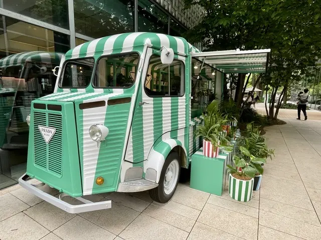 代官山 T-SITE「プラダ」のワゴン