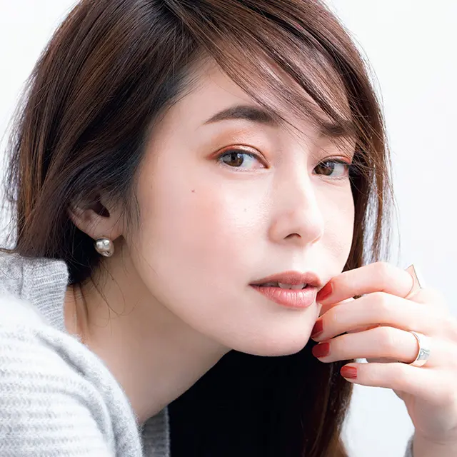 旬の抜け感を添える「オレンジ」のアイライナーで