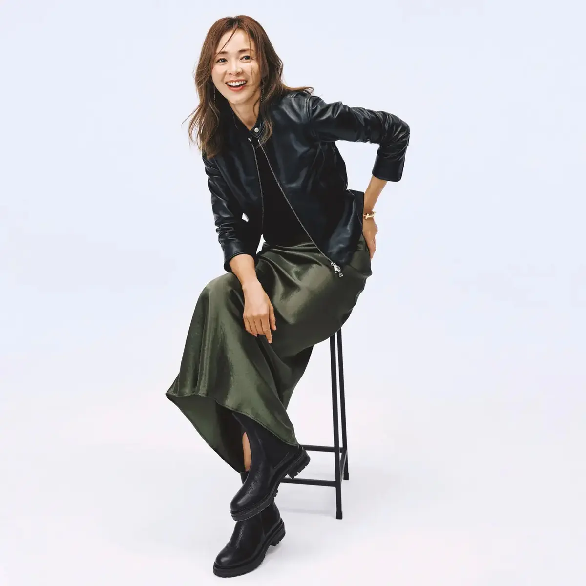 ライダースジャケットはサテンスカートでツヤを増して女性らしい上品なコーディネートに。気温15℃