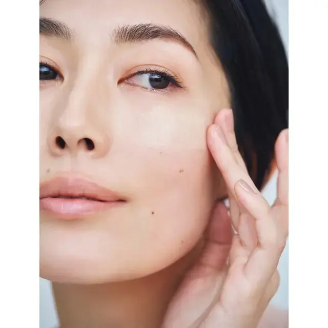 「ファンデーションは、米粒ほどの少量でOK。頰の高いところに指でなじませ、毛穴が目立つ小鼻にも薄く。そのほかの部分はついていないくらいの薄づきに」