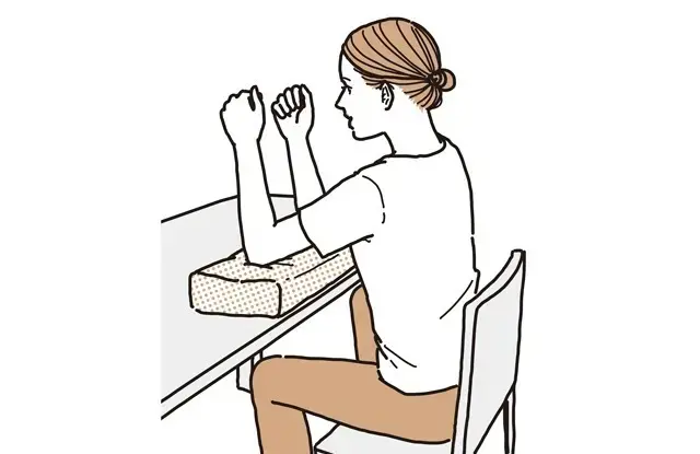 肘を枕に当てて下に押しつける