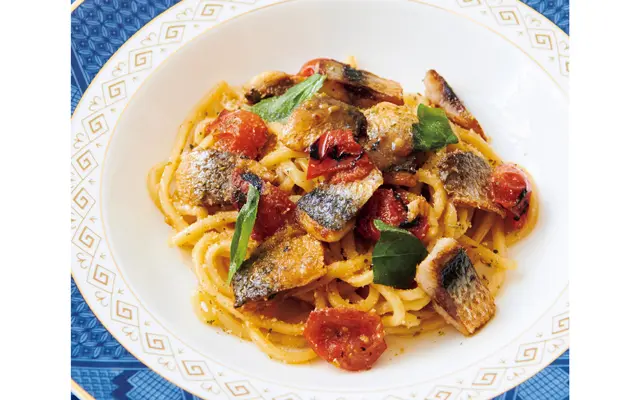 「真鰯 プチトマトのトンナレッリ」（ランチ¥6,600コース限定）。歯切れのよいパスタは浅草『開化楼』との共同開発