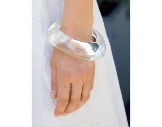 ジュディス（テキスタイルデザイナー・パリ）蚤の市で見つけて毎夏大活躍。涼しげな手もとに　