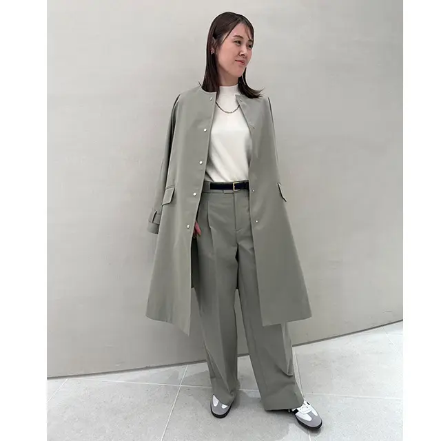 上品なグレーのセットアップで、コートスタイルを軽やかに