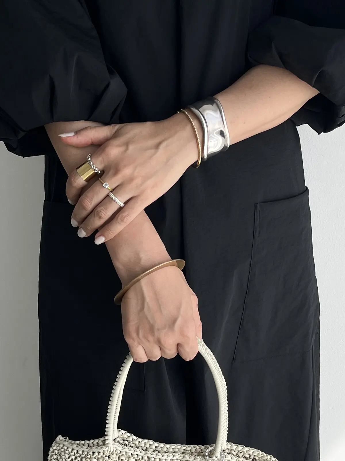 三尋木奈保さんの夏のリゾートスタイル ジュエリーは日常使いの大ぶりのシルバーやダイヤモンド入りのゴールドジュエリー