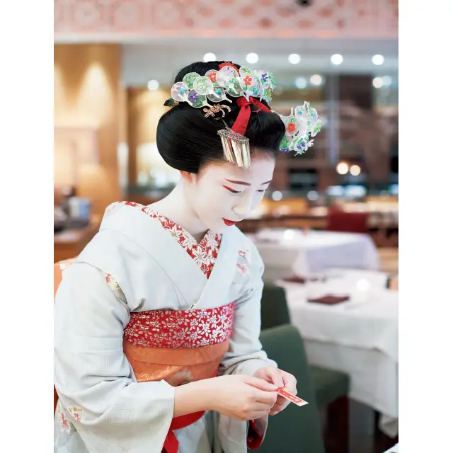 18時30分ごろからは3つのレストランをまわり、お客さんにごあいさつ