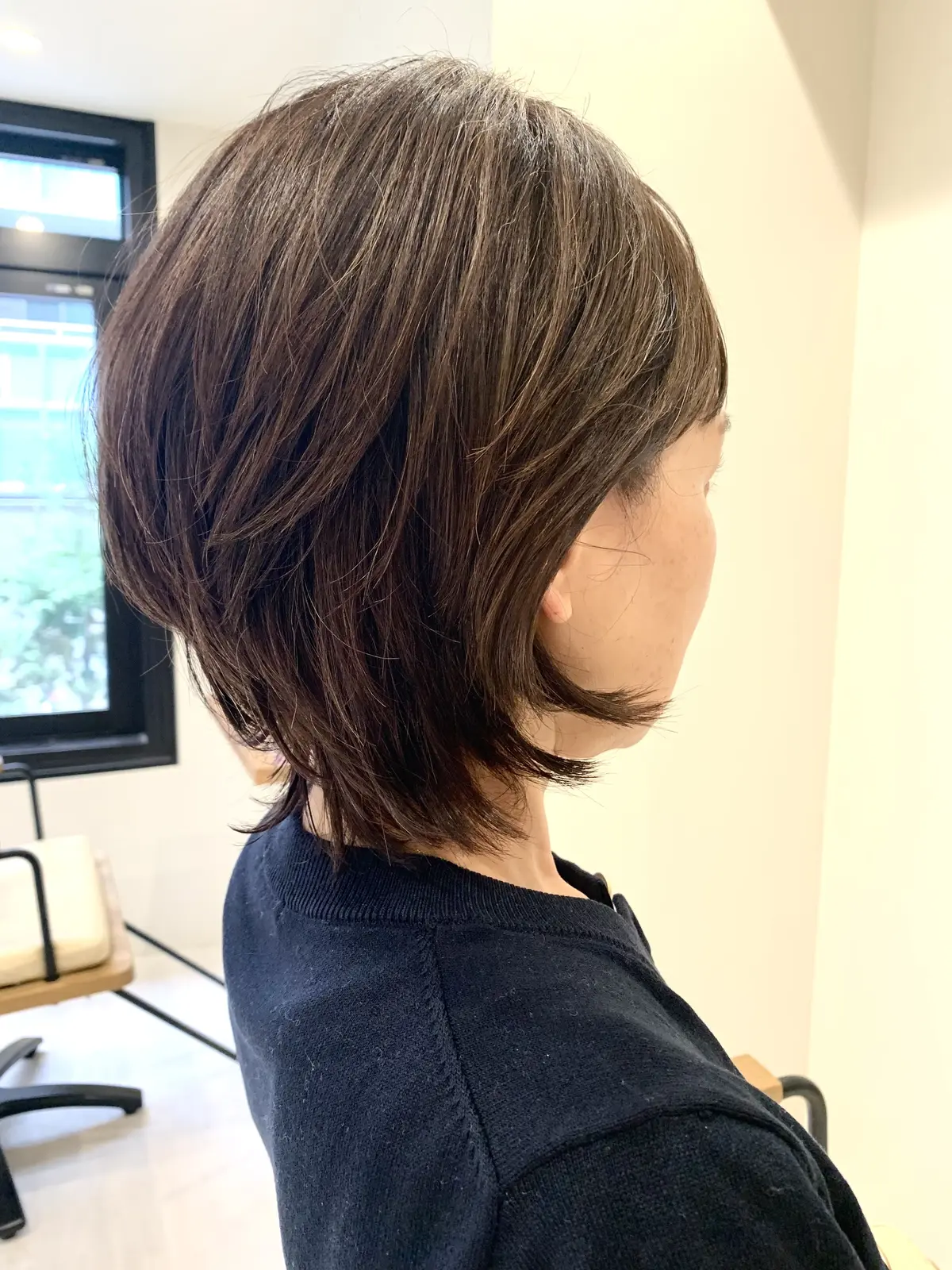 美容院でショートカットにした女性の横顔