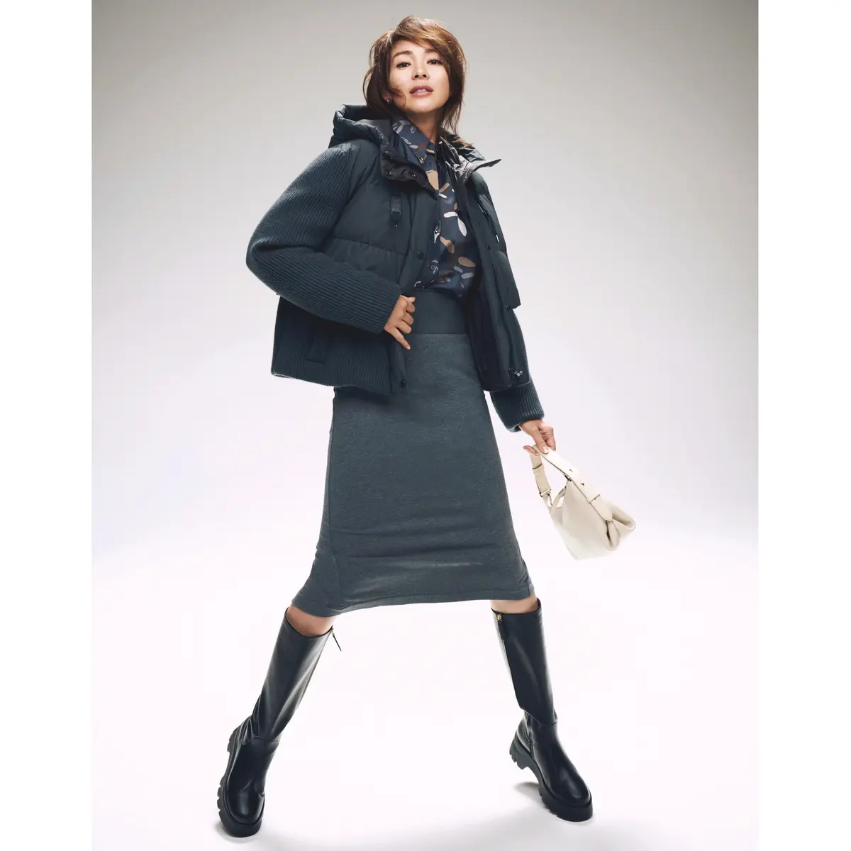 ショート丈ダウンジャケットとグレータイトスカートのコーデ　モデル・SHIHO