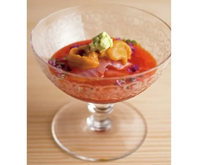 淡路産の天然真鯛のお造り。みょうばん不使用の生うにと黄身しょうゆを添えて。器はオールドバカラ