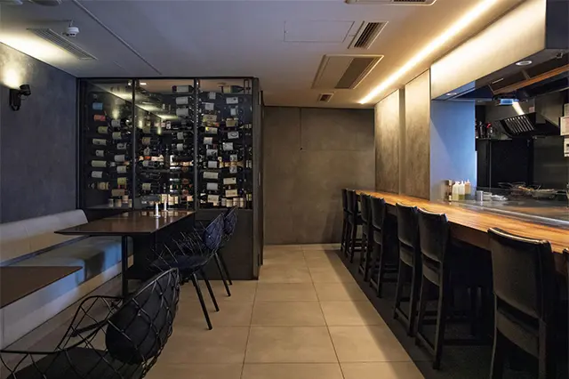 イタ リアの家具ブランド『MA GIS』の座り心地いいチ ェアを配した店内は、グ レーがかったツヤ消しの 壁がムードを醸し出して いる