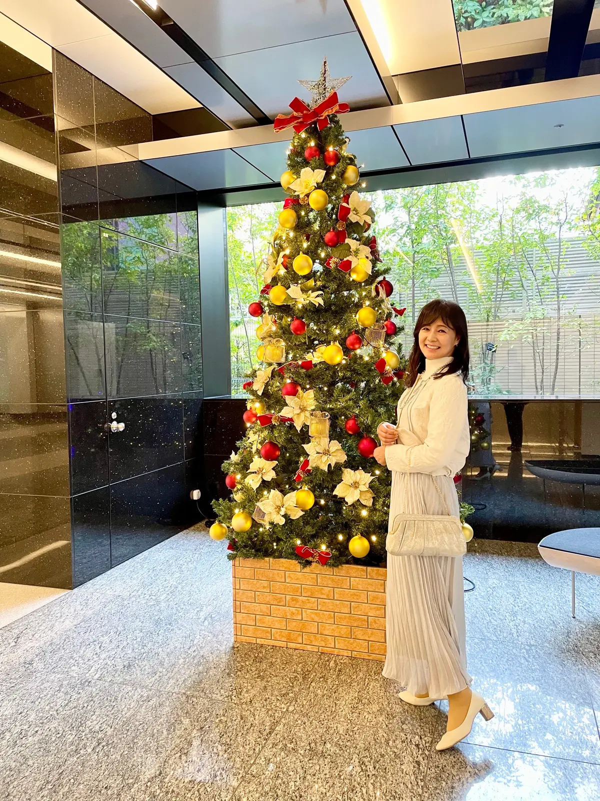 ツリー、クリスマスツリー、ランチコーデ、ホテルコーデ、クリスマス、スカートコーデ、ロングスカートコーデ、パーティーコーデ、お呼ばれコーデ、冬、冬コーデ、冬服、冬服コーデ、白、白ジャケット、ジャケット、セタイチロウ、ゴールドバッグ、シャンパンカラー、ラメ、シルバー、シルバースカート、スカート、ロングスカート、シルバーロングスカート、ヒール、パンプス、?ヒール、白パンプス、白ニット、ニット、ハイネック、ボブ、ロングボブ、ボブヘア、ロングヘア、全身コーデ、ミッシェルクラン、ミッシェル クラン、MICHEL KLEIN、seta ichiro