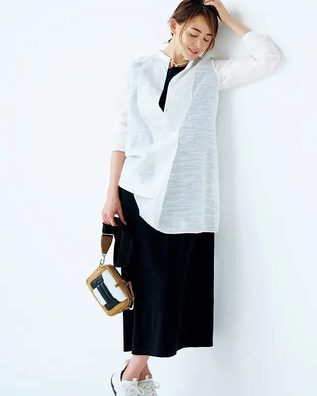 黒のI ラインワンピースに重ねてモノトーンをこなれた雰囲気に