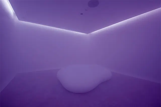 ミスト が満ちるメディテーションルー ム「blank」。