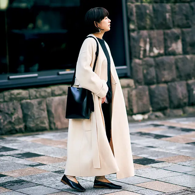 グロッシーなレザーの黒が控えめにインパクトを