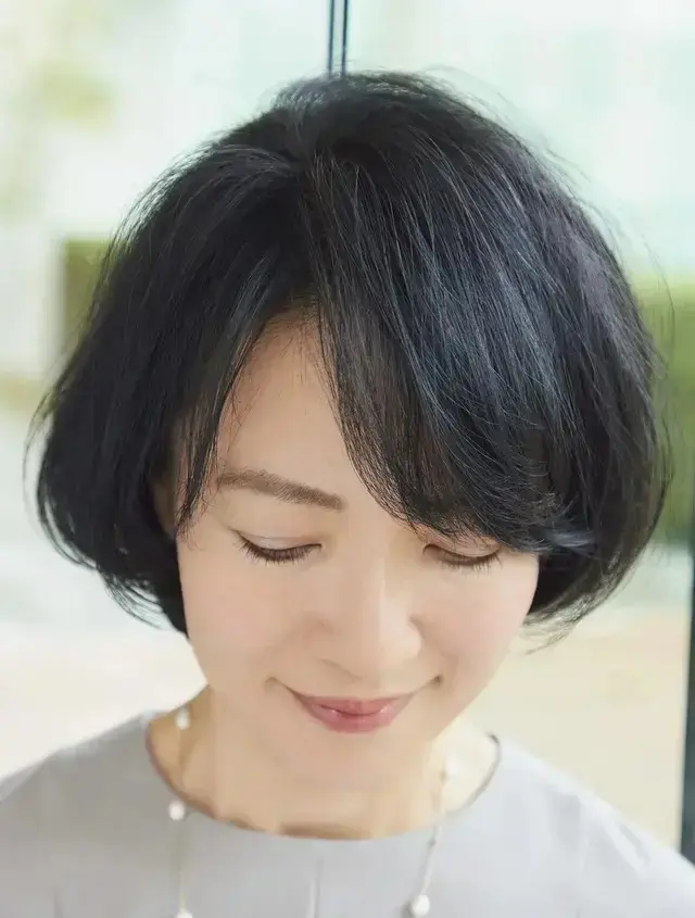 「深め前髪」で若返る！ふんわりショートボブ