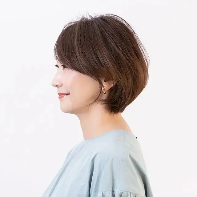耳にかけるスタイリングが軽やかで爽やかなショートボブ