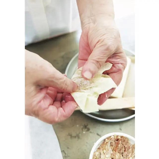 肉 だ ね を ワ ン タ ン の 皮 で 包 む