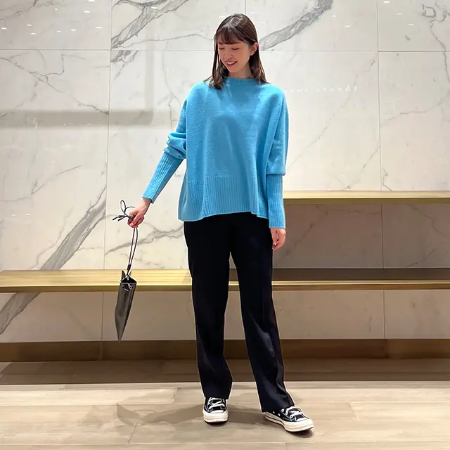 コートのインにいち早くフレッシュな気分を運んでくれるカラーニットシリーズ。