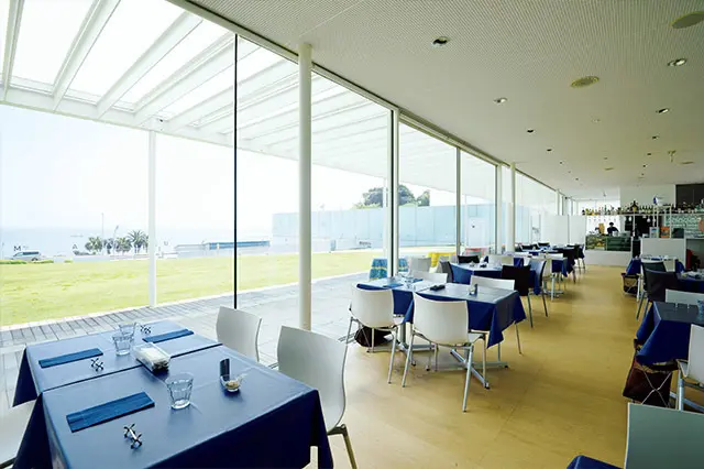 浦賀水道の眺めに合わせたブルーのクロスがさわやかな店内