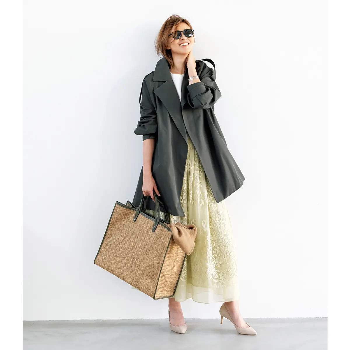トレンチコートにイエローのレーススカートのコーデ　モデル・SHIHO