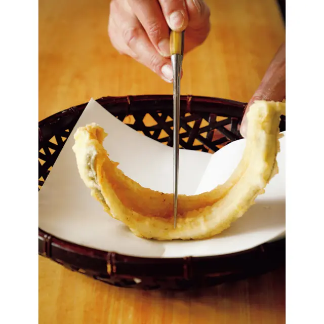 1尾を丸ごと揚げ、目の前で半分に割って提供する穴子はうま味の濃い明石産