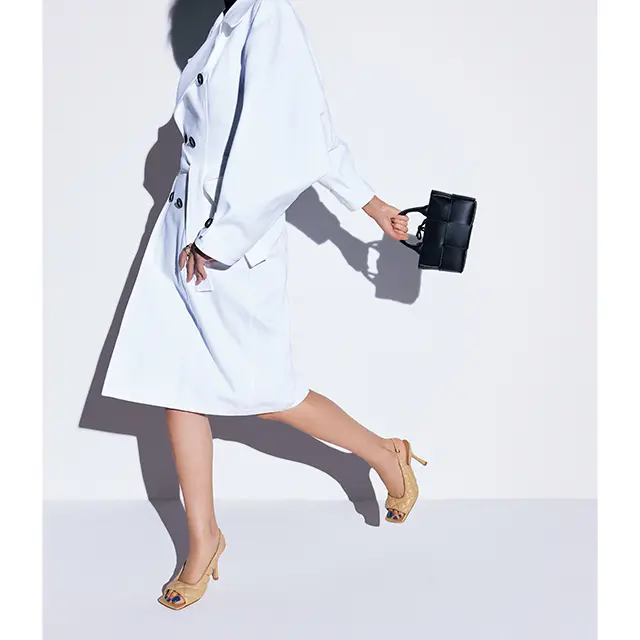 ヒール高めでも安心感抜群「ボッテガ・ヴェネタ」キルティングレザーサンダル