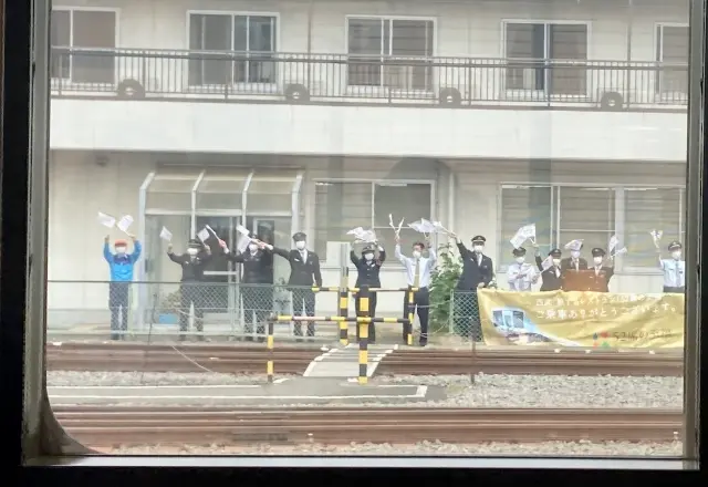 あたたかく手を振ってくれる西武鉄道の職員さん。