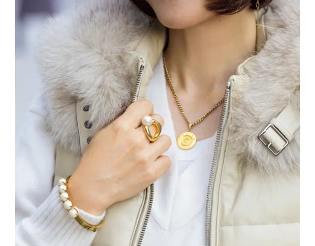 パールのバングルはケイト・スペード。存在感のあるパールとゴールドとの組み合わせが、白のワントーンに映える