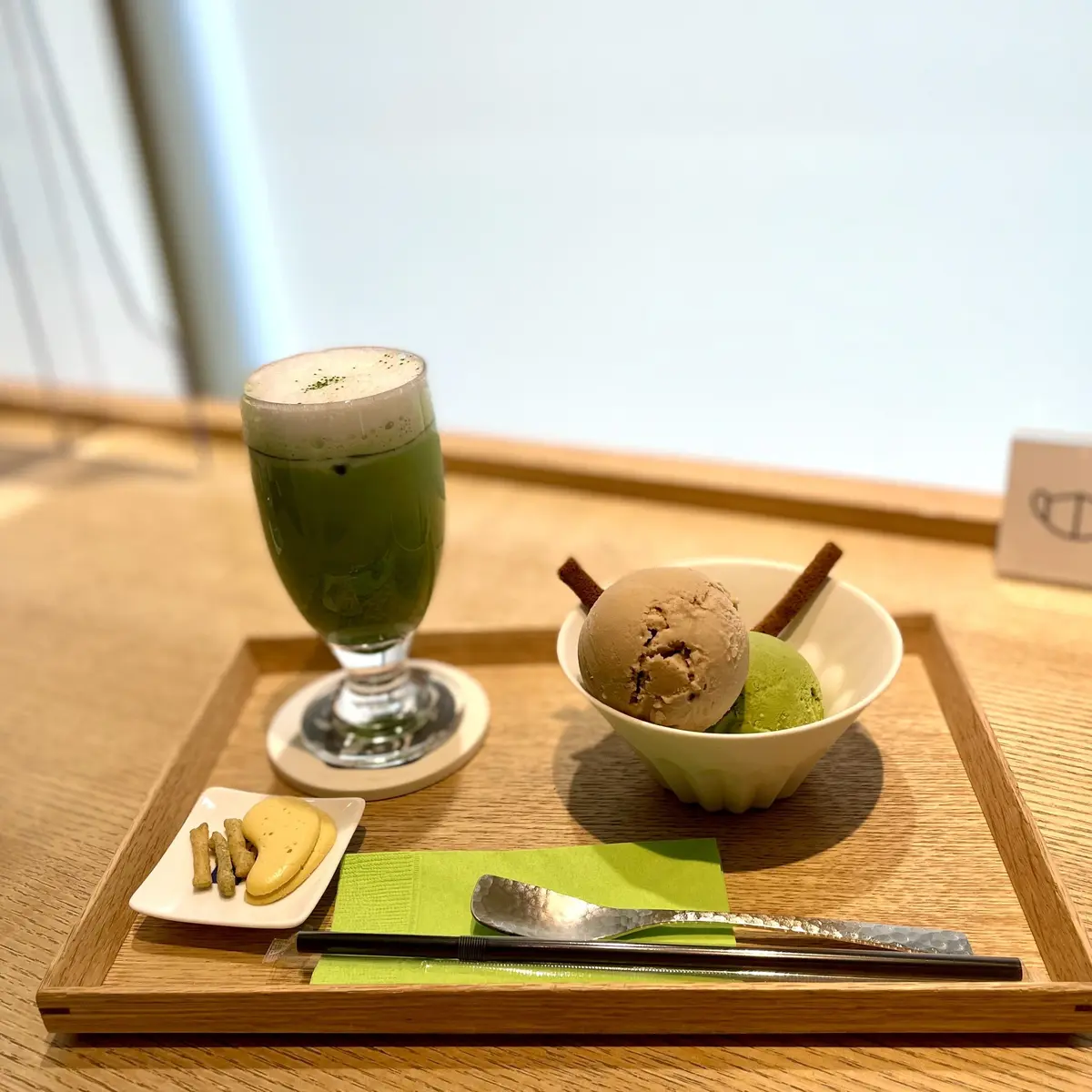 上品ベージュニットの大人カジュアルと春限の画像_4