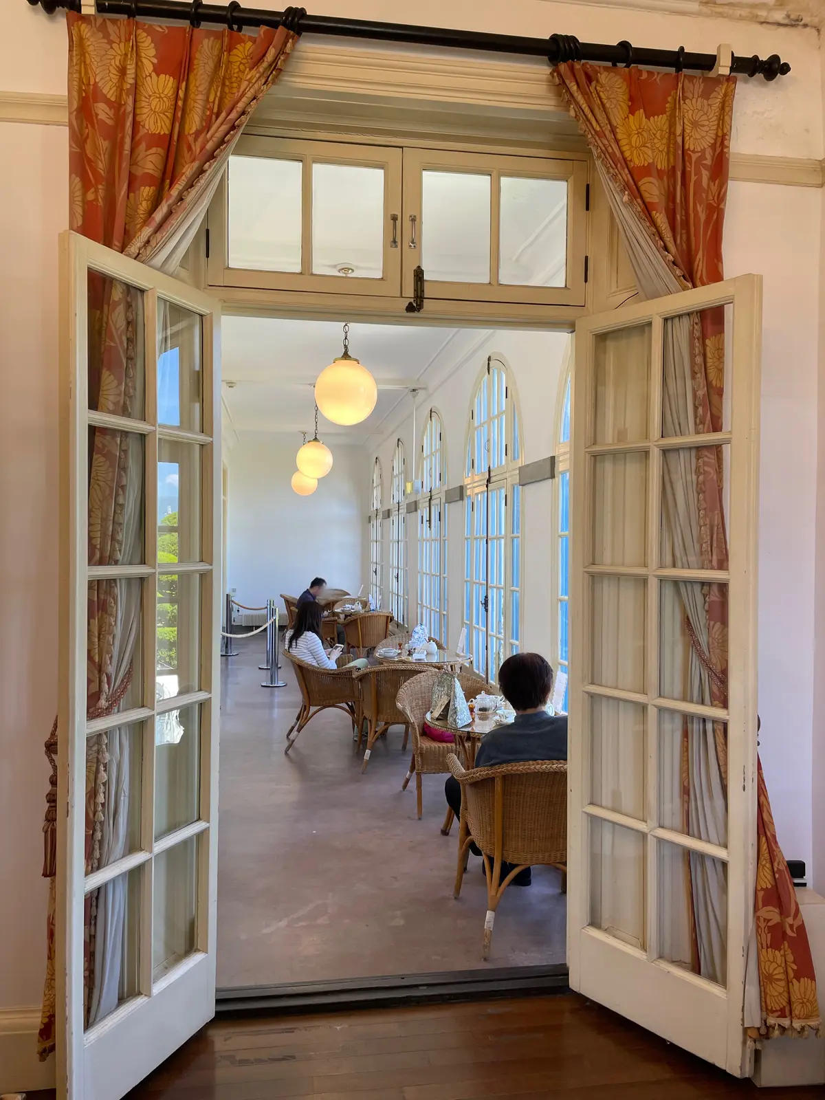 イギリス領事館、函館、北海道、イギリス領事館カフェ、テラス席、薄手シャツ籐の椅子、籐のテーブル、お洒落テラス席